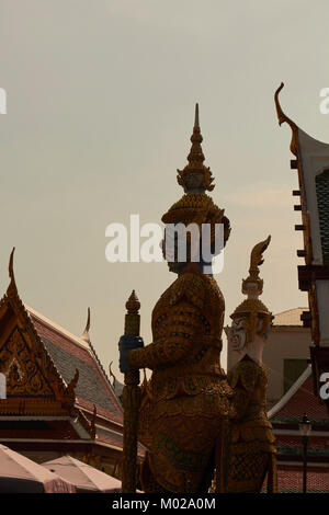 Daemon Figuren bewachen den Eingang zum Wat Pho, ein historischer Tempel in Bangkok, Thailand Stockfoto