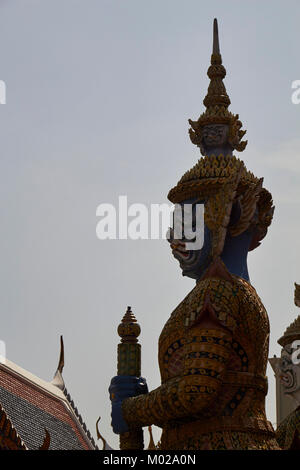 Daemon Figuren bewachen den Eingang zum Wat Pho, ein historischer Tempel in Bangkok, Thailand Stockfoto