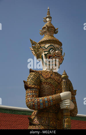 Daemon Figuren bewachen den Eingang zum Wat Pho, ein historischer Tempel in Bangkok, Thailand Stockfoto