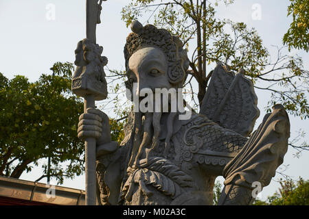 Daemon Figuren bewachen den Eingang zum Wat Pho, ein historischer Tempel in Bangkok, Thailand Stockfoto