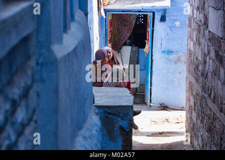 Frauen in die blaue Stadt Jodhpur, Rajasthan, Indien chatten Stockfoto