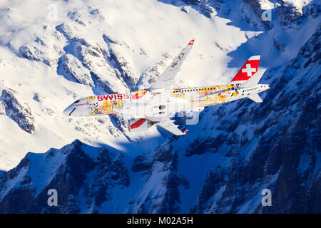 Lauberhorn/Schwitzlerand Januar 17, 2018: SIWSS C-Serie und Swis-Airforce Durchführen einer Air Show am Lauberhorn Ski World Cup. Stockfoto