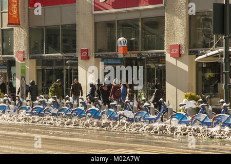 Fahrräder bei einem Citi Bike Station am Broadway in Manhattan Mall geparkt nach einem Schnee in Midtown Manhattan, New York City. Stockfoto