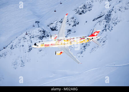 Lauberhorn/Schwitzlerand Januar 17, 2018: SIWSS C-Serie und Swis-Airforce Durchführen einer Air Show am Lauberhorn Ski World Cup. Stockfoto