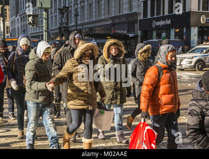 Menschen an einem kalten Wintertag in Midtown Manhattan gebündelt. 34Th Street und Broadway, New York City. Stockfoto