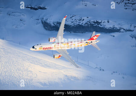 Lauberhorn/Schwitzlerand Januar 17, 2018: SIWSS C-Serie und Swis-Airforce Durchführen einer Air Show am Lauberhorn Ski World Cup. Stockfoto