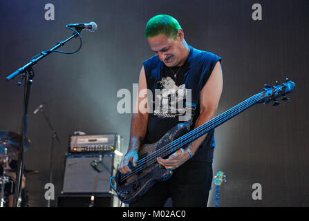 Die amerikanische nu-metal band Neurose führt ein Live Konzert in der norwegischen Musik Festival Øyafestivalen 2016 in Oslo. Hier Bassist Dave Edwardson ist live auf der Bühne gesehen. Norwegen, 13/08 2016. Stockfoto