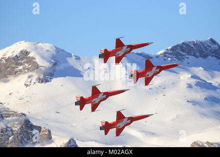 Lauberhorn/Schwitzlerand Januar 17, 2018: SIWSS C-Serie und Swis-Airforce Durchführen einer Air Show am Lauberhorn Ski World Cup. Stockfoto