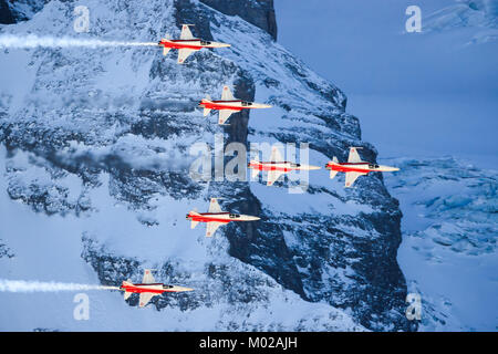 Lauberhorn/Schwitzlerand Januar 17, 2018: SIWSS C-Serie und Swis-Airforce Durchführen einer Air Show am Lauberhorn Ski World Cup. Stockfoto