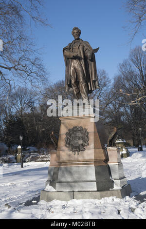 Statue von Abraham Lincoln von Henry Kirke Brown, ursprünglich gewidmet 21. Oktober 1869 sitzt im Prospect Park, Brooklyn, NY. Stockfoto