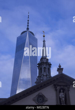 Die Türme der Religion und Kapitalismus, Saint Paul's Chapel/Trinity Church, World Trade Center, Lower Manhattan, NYC. Stockfoto