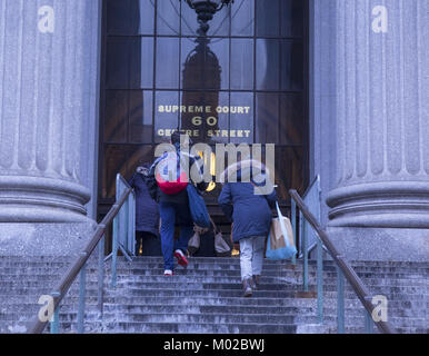 Menschen gehen Sie die Schritte der New York Supreme Court Gebäude auf Foley Square in Manhattan zu gelangen. Stockfoto