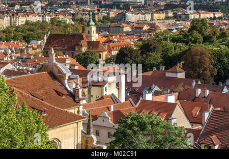 Nahaufnahme von roten Ziegeldächern am Nachmittag, Sonnenlicht von der Prager Burg Prag, Tschechische Republik Stockfoto