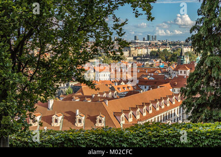 Nahaufnahme von roten Ziegeldächern am Nachmittag, Sonnenlicht von der Prager Burg Prag, Tschechische Republik Stockfoto