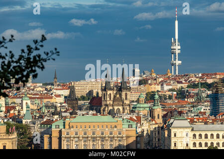 Die Prager Altstadt mit Kirche der Muttergottes vor dem Teyn und Stadtteil Žižkov Fernsehturm am Horizont Stockfoto