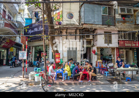 Hanoi, Vietnam - Oktober 31,2017: Menschen können ihre Nahrung in neben der Strasse am Morgen in Hanoi, Vietnam. Stockfoto