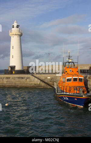 Die berühmten Konischen Turm automatische Leuchtturm und Rettungsboot im Hafen Pier in Donaghadee im County Down in Nordirland Stockfoto