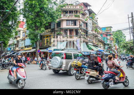 Hanoi, Vietnam - November 5,2017: Blick auf viel Verkehr in einer Kreuzung mit viele Motorräder und Fahrzeuge in Hanoi Old Quarter, Hauptstadt von Vietnam. Stockfoto