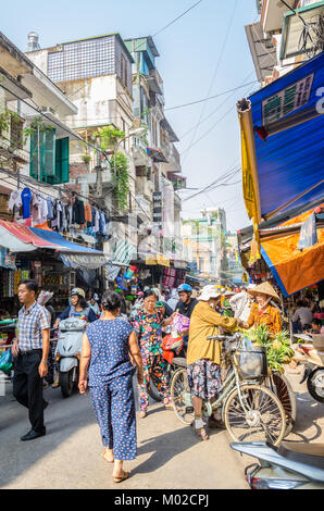 "Hanoi, Vietnam-Nov 2,2017: Besetzt lokalen Alltag der Morgen Street Market in Hanoi, Vietnam. Eine geschäftige Menschenmenge der Verkäufer und Käufer auf dem Markt. Stockfoto