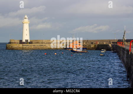 Die berühmten Konischen Turm automatische Leuchtturm mit geschnittenem Kalkstein am Hafen Pier in Donaghadee im County Down in Nordirland gebaut Stockfoto