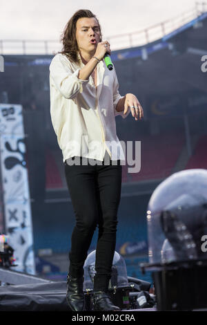 Die beliebten English-Irish pop und junge Band eine Richtung führt ein Live Konzert im Ullevaal Stadion in Oslo. Die band besteht aus Niall Horan, Liam Payne, Harry Styles (dargestellt) und Louis Tomlinson. Norwegen, 19/06 2015. Stockfoto