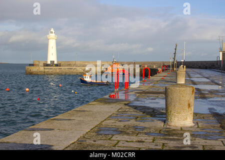 Die berühmten Konischen Turm automatische Leuchtturm mit geschnittenem Kalkstein am Hafen Pier in Donaghadee im County Down in Nordirland gebaut Stockfoto