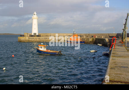 Die berühmten Konischen Turm automatische Leuchtturm mit geschnittenem Kalkstein am Hafen Pier in Donaghadee im County Down in Nordirland gebaut Stockfoto