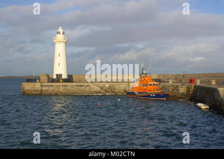 Die berühmten Konischen Turm automatische Leuchtturm mit geschnittenem Kalkstein am Hafen Pier in Donaghadee im County Down in Nordirland gebaut Stockfoto