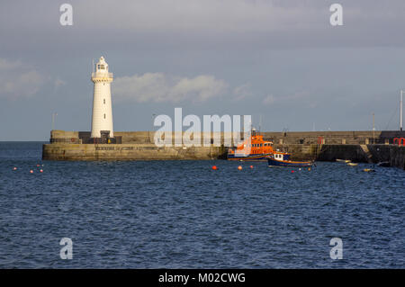 Die berühmten Konischen Turm automatische Leuchtturm mit geschnittenem Kalkstein am Hafen Pier in Donaghadee im County Down in Nordirland gebaut Stockfoto