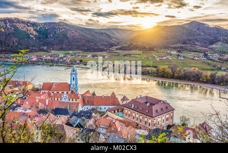 Panoramablick auf das Luftbild der schönen Wachau mit der historischen Stadt Durnstein und berühmten Donau in wunderschönen goldenen Abendlicht Stockfoto