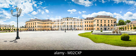 Panoramablick auf den berühmten Schloss Schönbrunn mit dem Haupteingang in Wien, Österreich Stockfoto