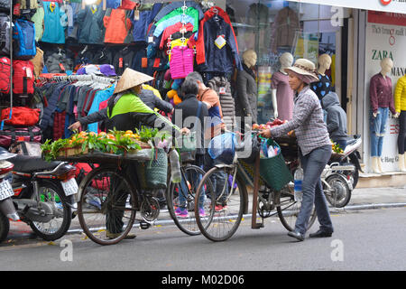 Hanoi, Vietnam - 13. Dezember 2017. Straße Verkäufer verkaufen Obst aus Ihrer Fahrräder in der historischen Altstadt von Hanoi Stockfoto