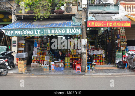 Hanoi, Vietnam - 13. Dezember 2017. Eine junge Frau wartet auf mehr Kunden in einem Geschäft in der historischen Altstadt von Hanoi Stockfoto