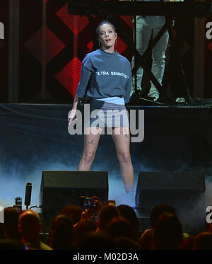 Y 100 iHeartRadio Jingle Ball 2017 bei BB&T Center in Sunrise, Florida bietet: Halsey Wo: Sunrise, Florida, United States Wann: 17 Dec 2017 Credit: JLN Fotografie/WENN.com Stockfoto