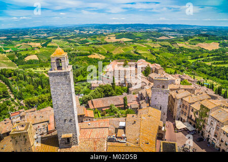 Weitwinkel Luftbild von der historischen Stadt San Gimignano Toskana an einem sonnigen Tag, Toskana, Italien Stockfoto