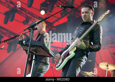 Die US-amerikanische Rockband Queens of the Stone Age führt ein Live Konzert bei den Danish Music festival Roskilde Festival 2013. Hier Bassist und Musiker Michael Shuman wird dargestellt, live auf der Bühne. Dänemark, 07.07 2013. Stockfoto