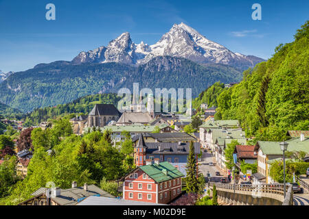 Historische Stadt Berchtesgaden mit Watzmann im Hintergrund an einem sonnigen Tag mit blauen Himmel und Wolken im Frühling Stockfoto