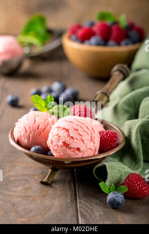 Himbeer Eis in Kupfer Schüssel. Stockfoto