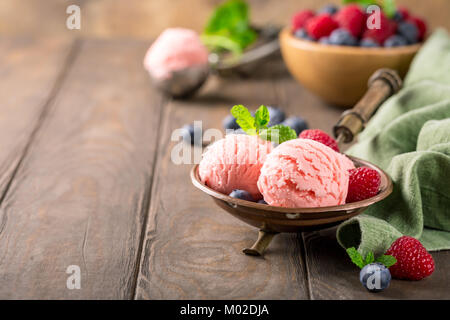 Himbeer Eis in Kupfer Schüssel. Stockfoto