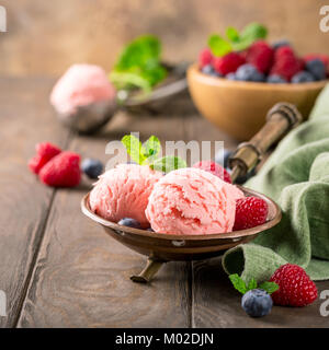Himbeer Eis in Kupfer Schüssel. Stockfoto