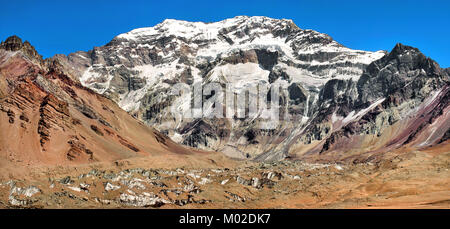 Bergpanorama des Aconcagua, dem höchsten Berg in Südamerika, als von der Südseite, Mendoza, Argentinien Stockfoto