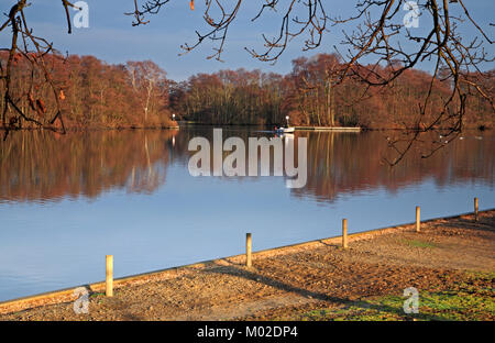 Ein Blick auf Salhouse Broad im Winter mit bootsliegeplatz Beiträge auf den Norfolk Broads an Salhouse, Norfolk, England, Vereinigtes Königreich, Europa. Stockfoto