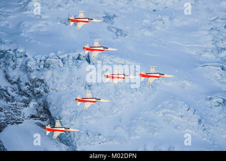 Lauberhorn/Schwitzlerand Januar 17, 2018: SIWSS C-Serie und Swis-Airforce Durchführen einer Air Show am Lauberhorn Ski World Cup. Stockfoto