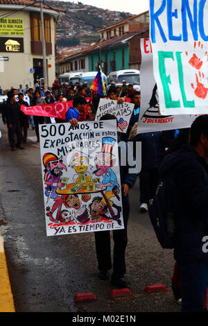 Eine Demonstrantin mit einem Plakat protestieren gegen politische Korruption und Ausbeutung während einer Demonstration, Cusco, Peru Stockfoto