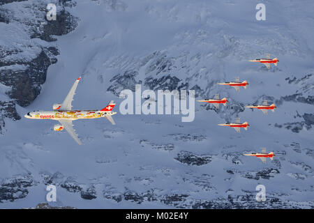 Lauberhorn/Schwitzlerand Januar 17, 2018: SIWSS C-Serie und Swis-Airforce Durchführen einer Air Show am Lauberhorn Ski World Cup. Stockfoto