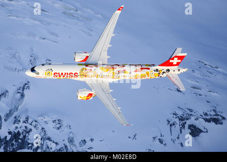 Lauberhorn/Schwitzlerand Januar 17, 2018: SIWSS C-Serie und Swis-Airforce Durchführen einer Air Show am Lauberhorn Ski World Cup. Stockfoto