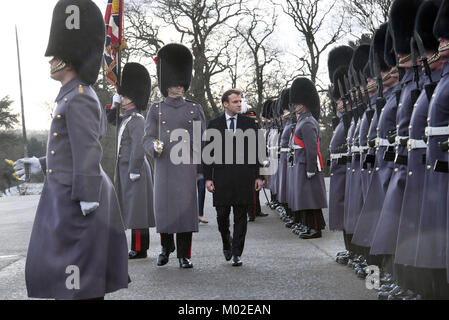 Premierminister Theresa May (nicht abgebildet) und der französische Präsident Emmanuel Längestrich Ansicht einer ehrenwache an der Royal Military Academy Sandhurst, vor Großbritannien - Frankreich Spitzengespraech. Stockfoto