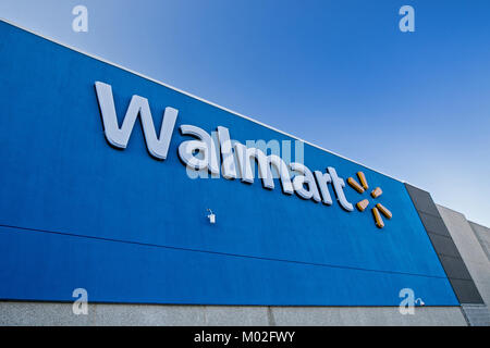 Detailansicht der Logo und Schriftzug auf einem Walmart Einzelhandel Lage. Stockfoto