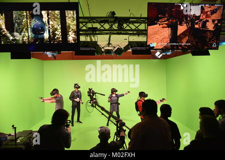 Mixed Reality - Virtual Reality Demo in Green Screen Zimmer von HTC Vive auf der CES (Consumer Electronics Show), die weltweit größte Messe in Las Vegas, N Stockfoto