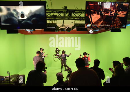 Mixed Reality - Virtual Reality Demo in Green Screen Zimmer von HTC Vive auf der CES (Consumer Electronics Show), die weltweit größte Messe in Las Vegas, N Stockfoto